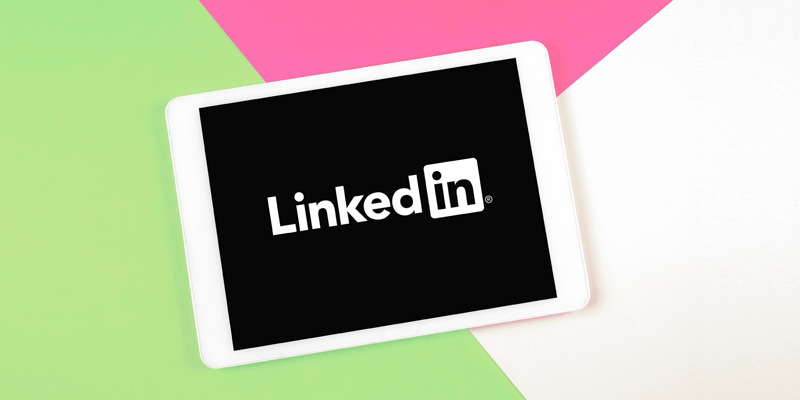 Logotipo do LinkedIn em um iPad